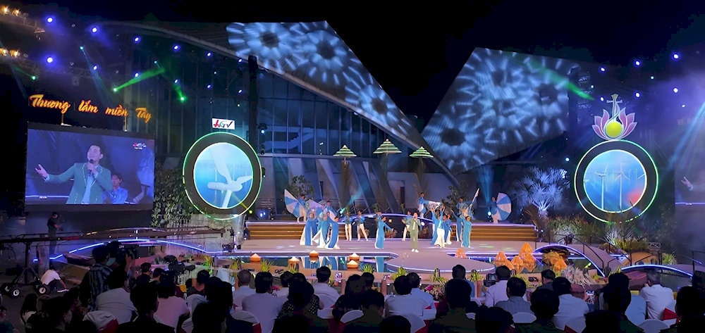 Khu vực biển diễn được thiết kế hiện đại với sức chứa lớn